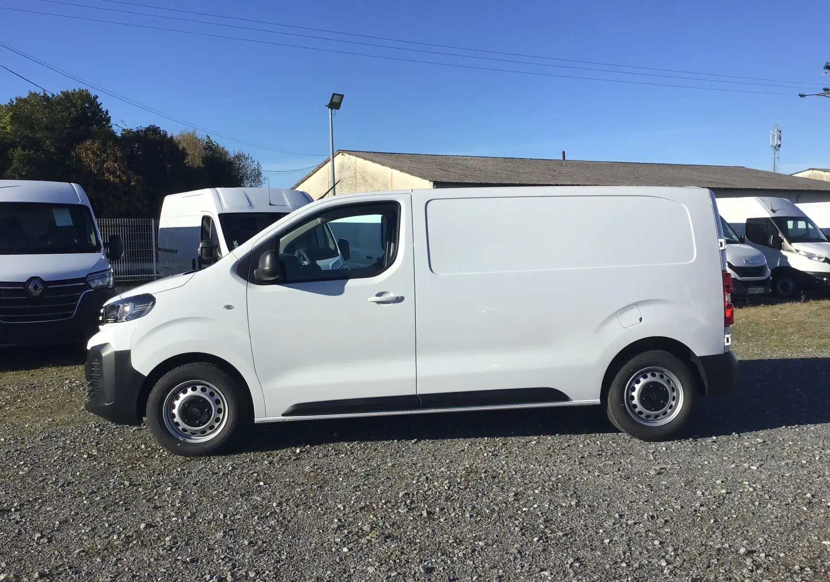 Vue latérale gauche d'un Peugeot Expert Fourgon blanc 2024, profil épuré sans fenêtres latérales arrière.