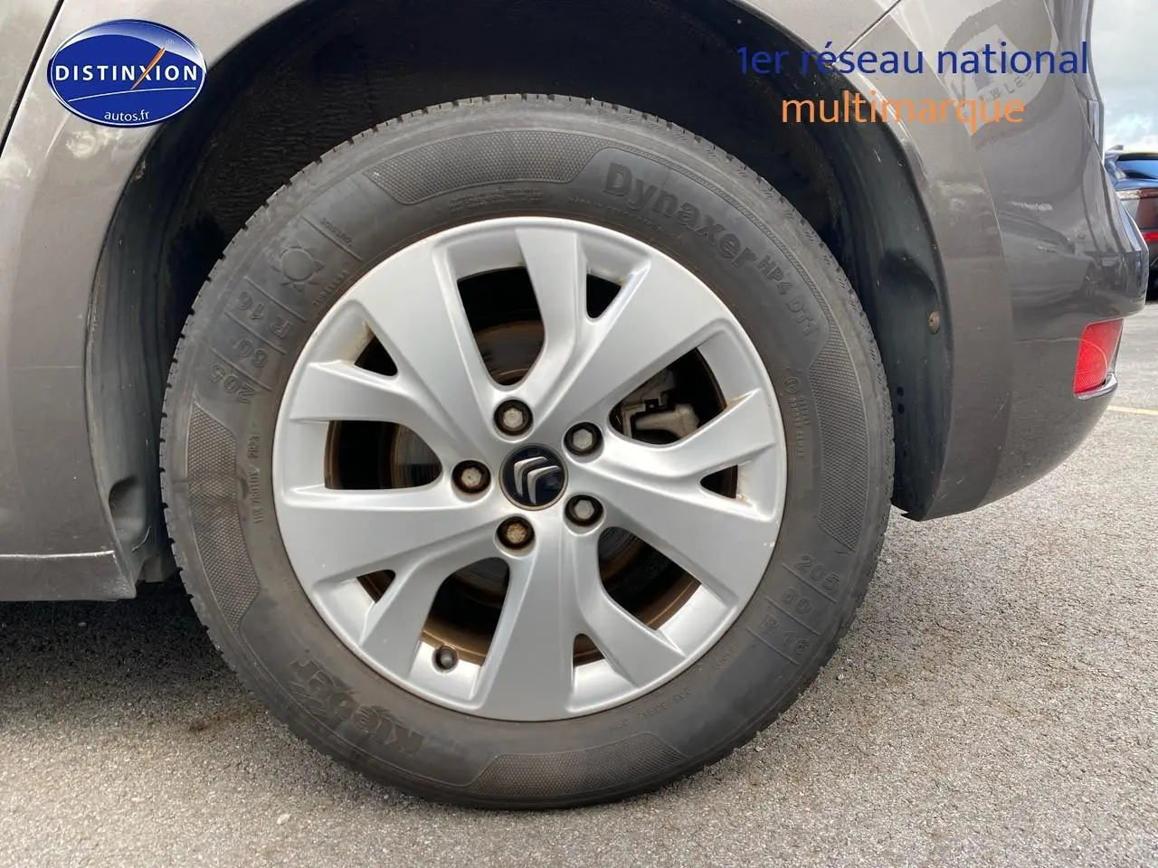 Gros plan sur la roue arrière droite gris métallisé d'une Citroën C4 Picasso BlueHDi 120 intensive 2016 avec jante alu.