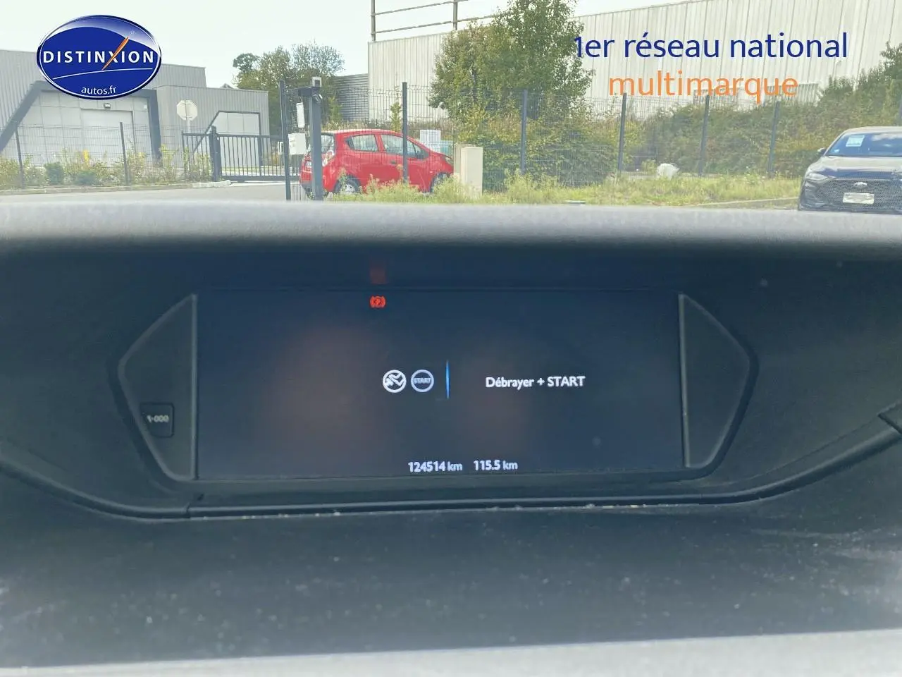 Tableau de bord de Citroën C4 Picasso gris 2016 affichant l'écran multifonction avec message de démarrage.