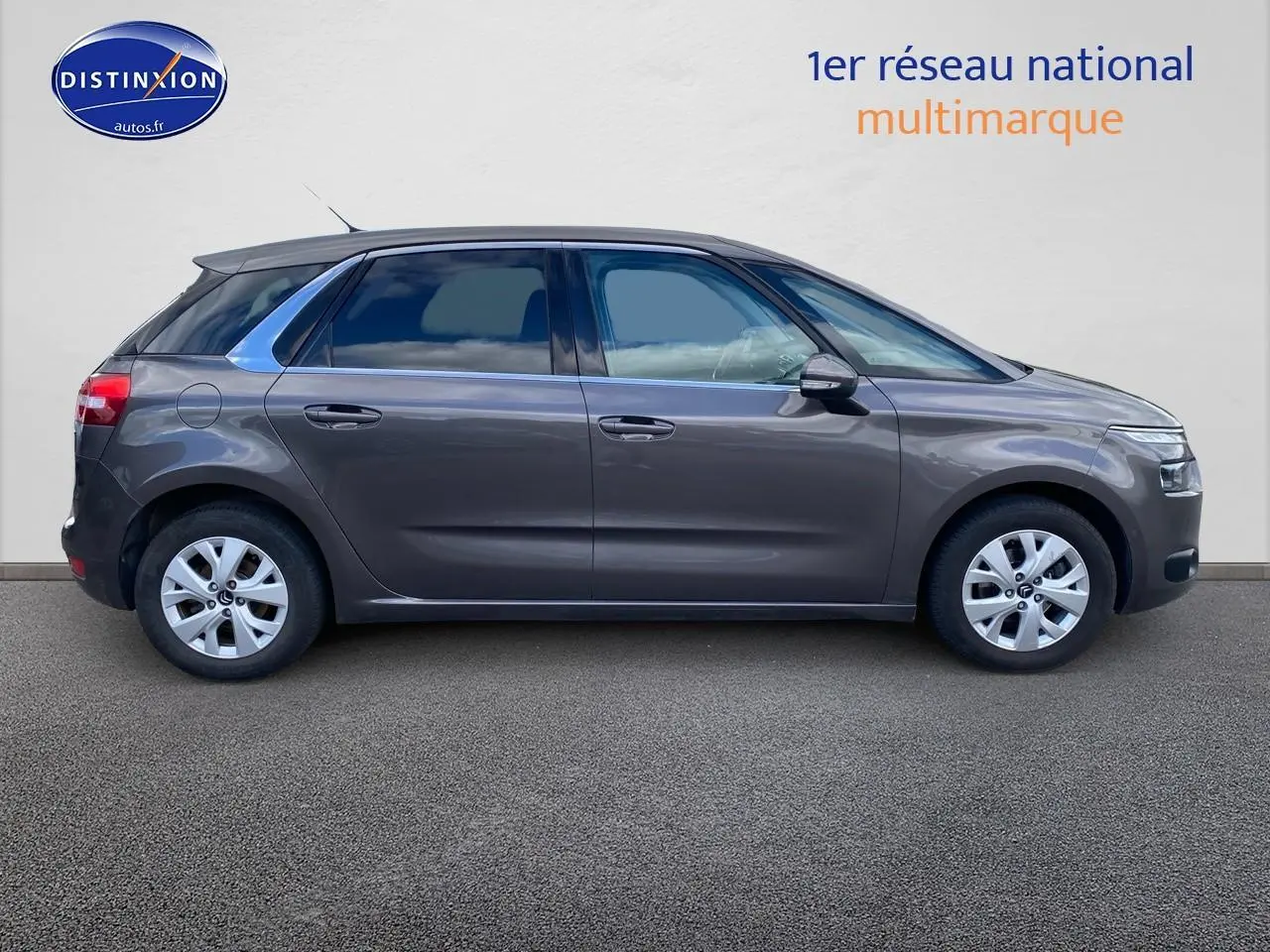 Profil côté gauche d'une Citroën C4 Picasso gris 2016 avec vitres teintées et jantes alu visibles.