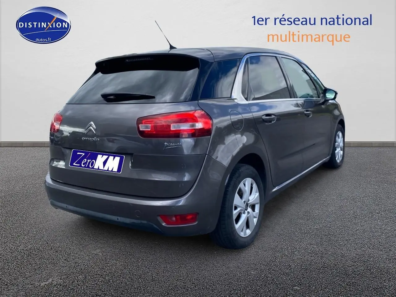 Citroën C4 Picasso gris vue 3/4 arrière droit, avec vitres teintées et jantes alliage visibles.