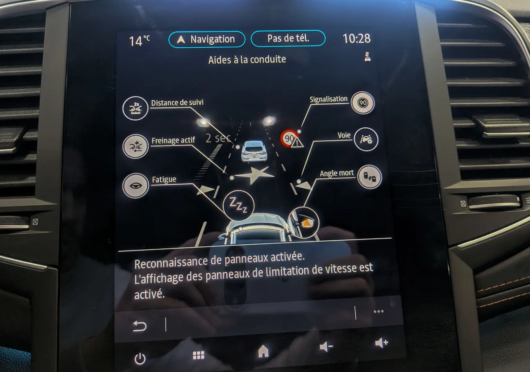 Écran tactile intérieur de la Renault Talisman Estate gris Cassiopé affichant les aides à la conduite et la navigation.