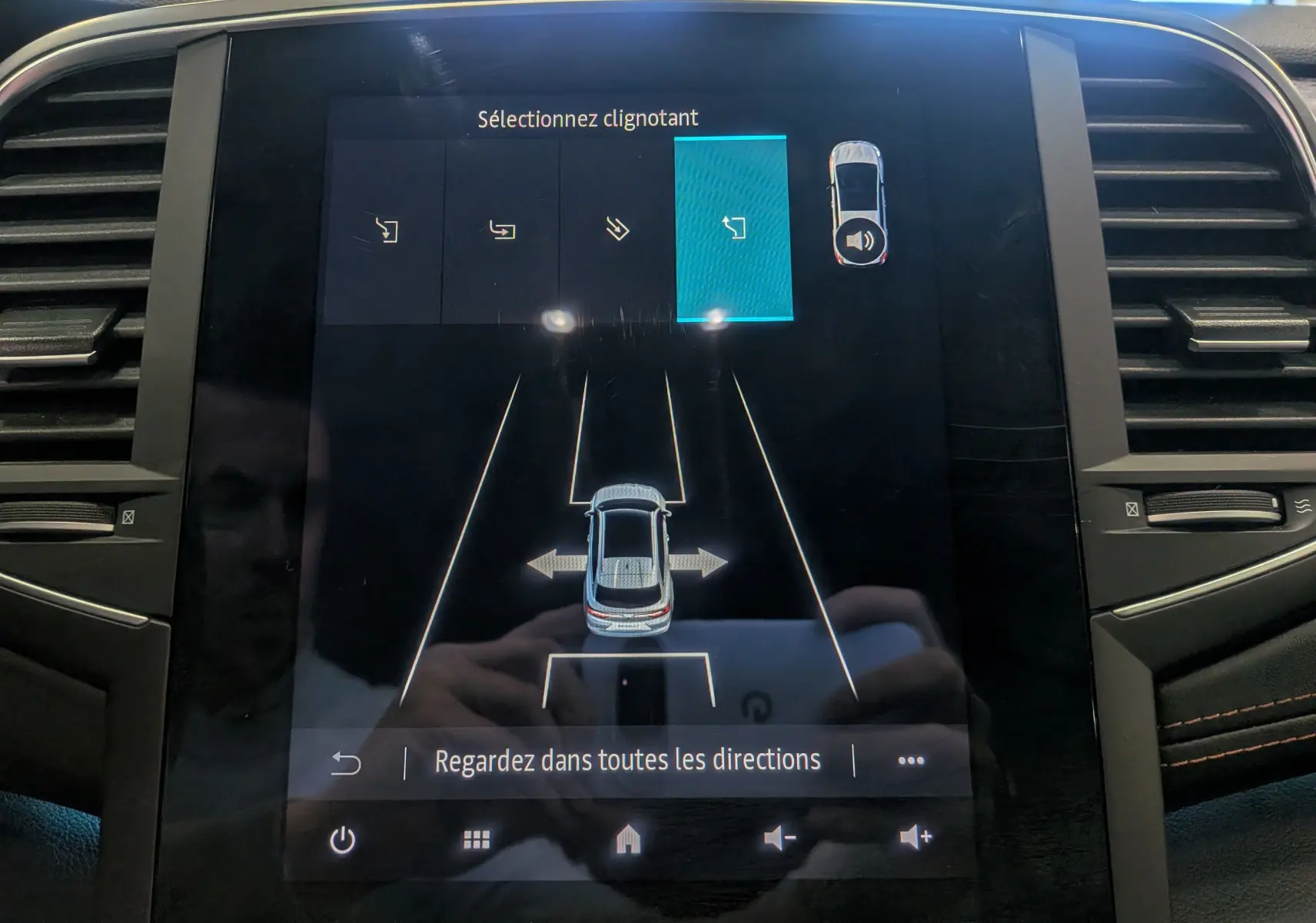 Écran tactile de la Renault Talisman Estate gris Cassiopé affichant le menu de sélection du clignotant intérieur.