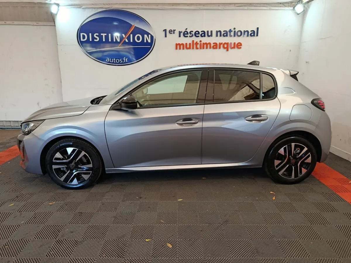 Peugeot 208 PureTech 100 S&S Allure gris clair vue de profil côté gauche, jantes alliage noires et grises.