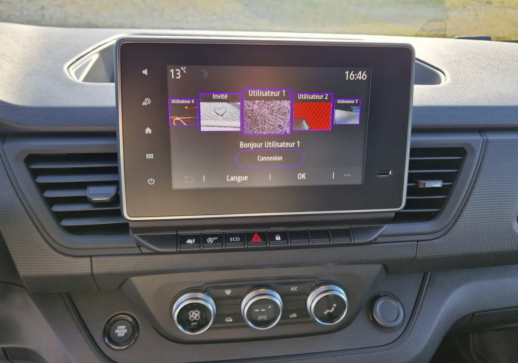 Vue rapprochée du tableau de bord gris Highland du Renault Trafic Fourgon 2025 avec écran tactile Easy Link 8 pouces allumé.