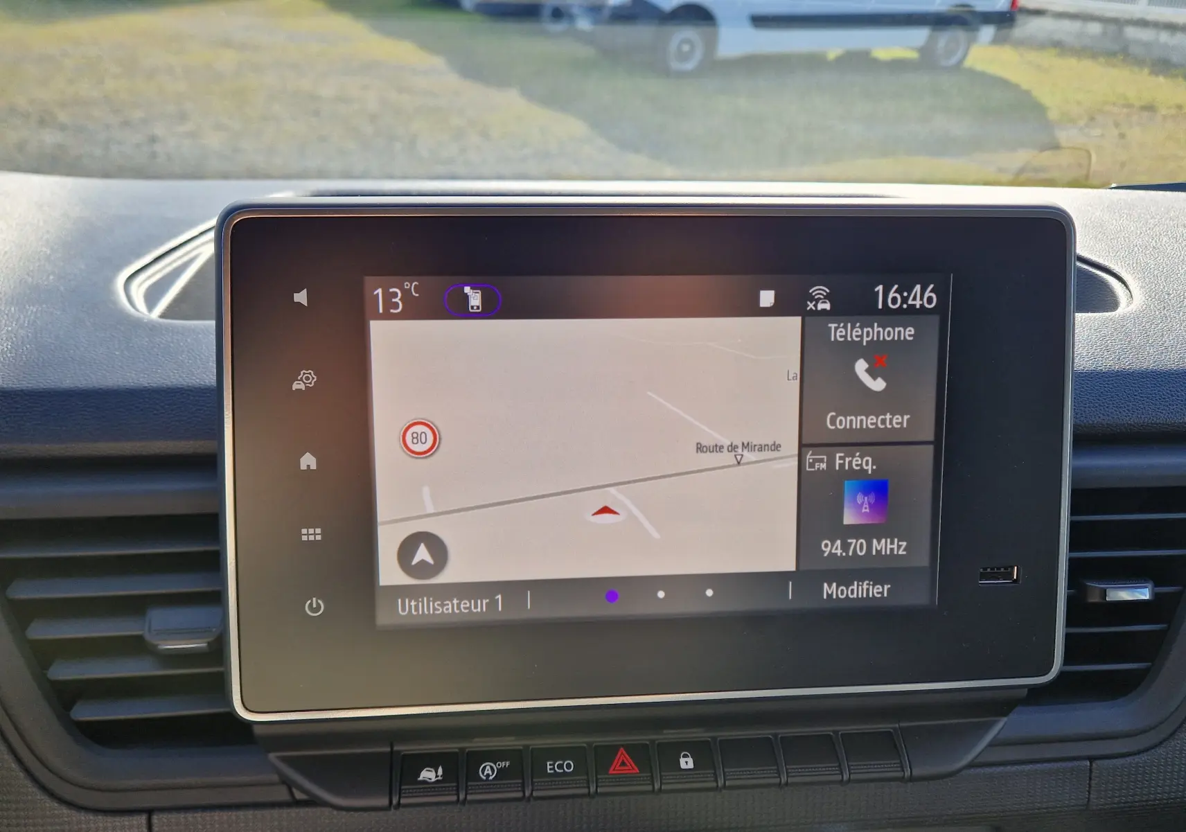 Écran tactile central du Renault Trafic Fourgon 2025 affichant la navigation et les options multimédia.