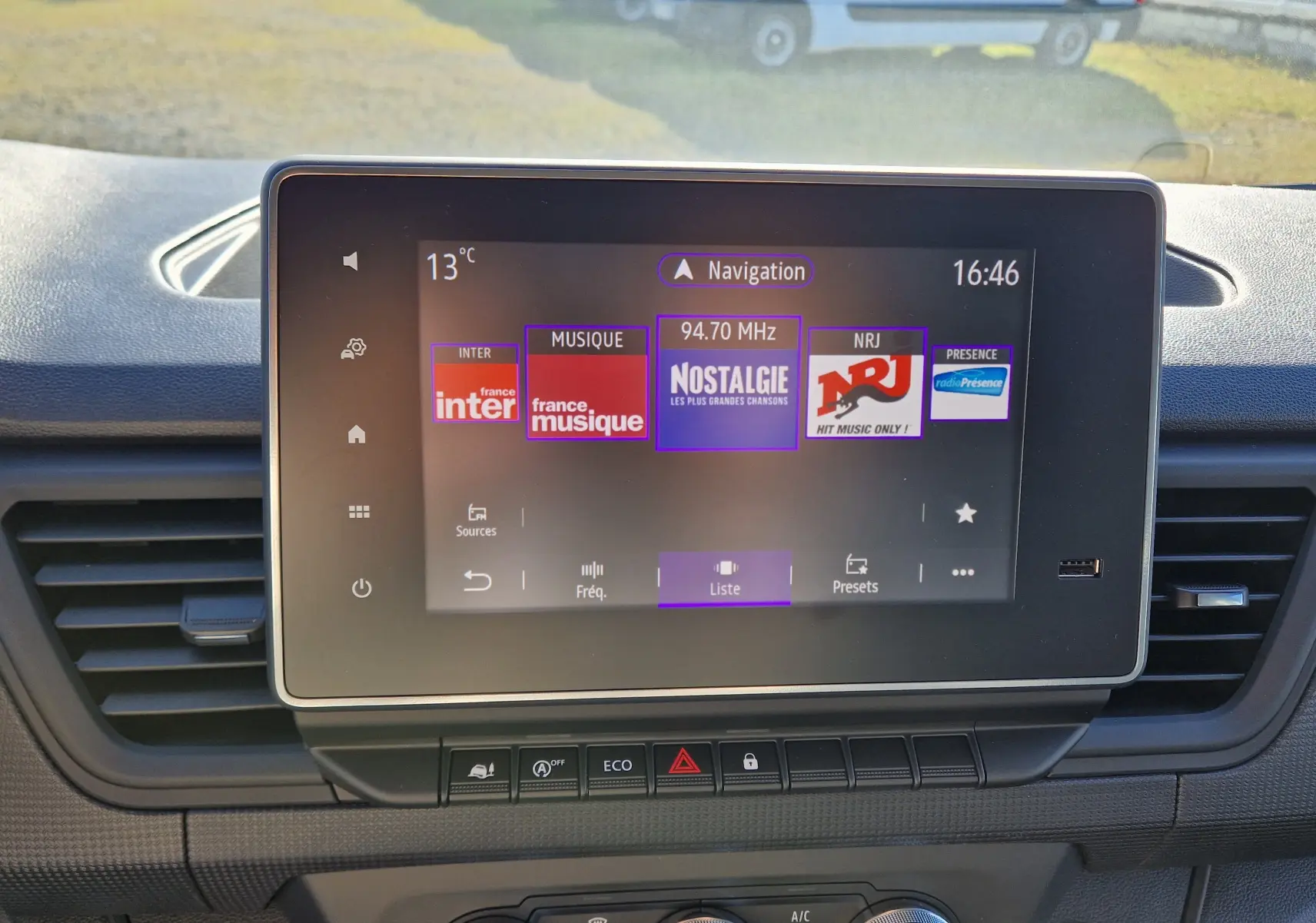 Écran tactile 8 pouces du Renault Trafic Fourgon 2025, affichant la radio avec plusieurs stations, intérieur noir.