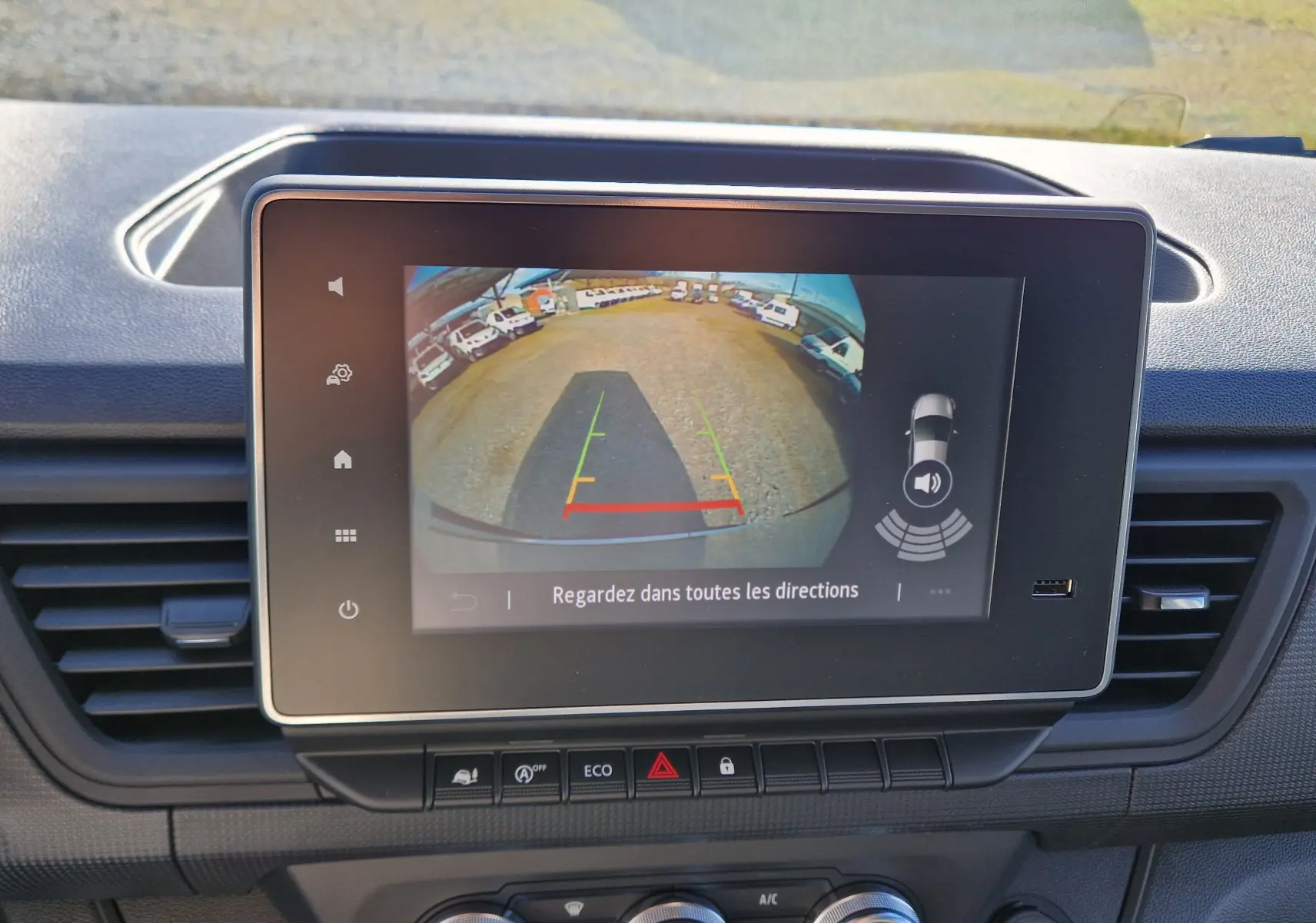 Écran tactile intérieur du Renault Trafic Fourgon gris Highland montrant la caméra de recul avec guidage dynamique.