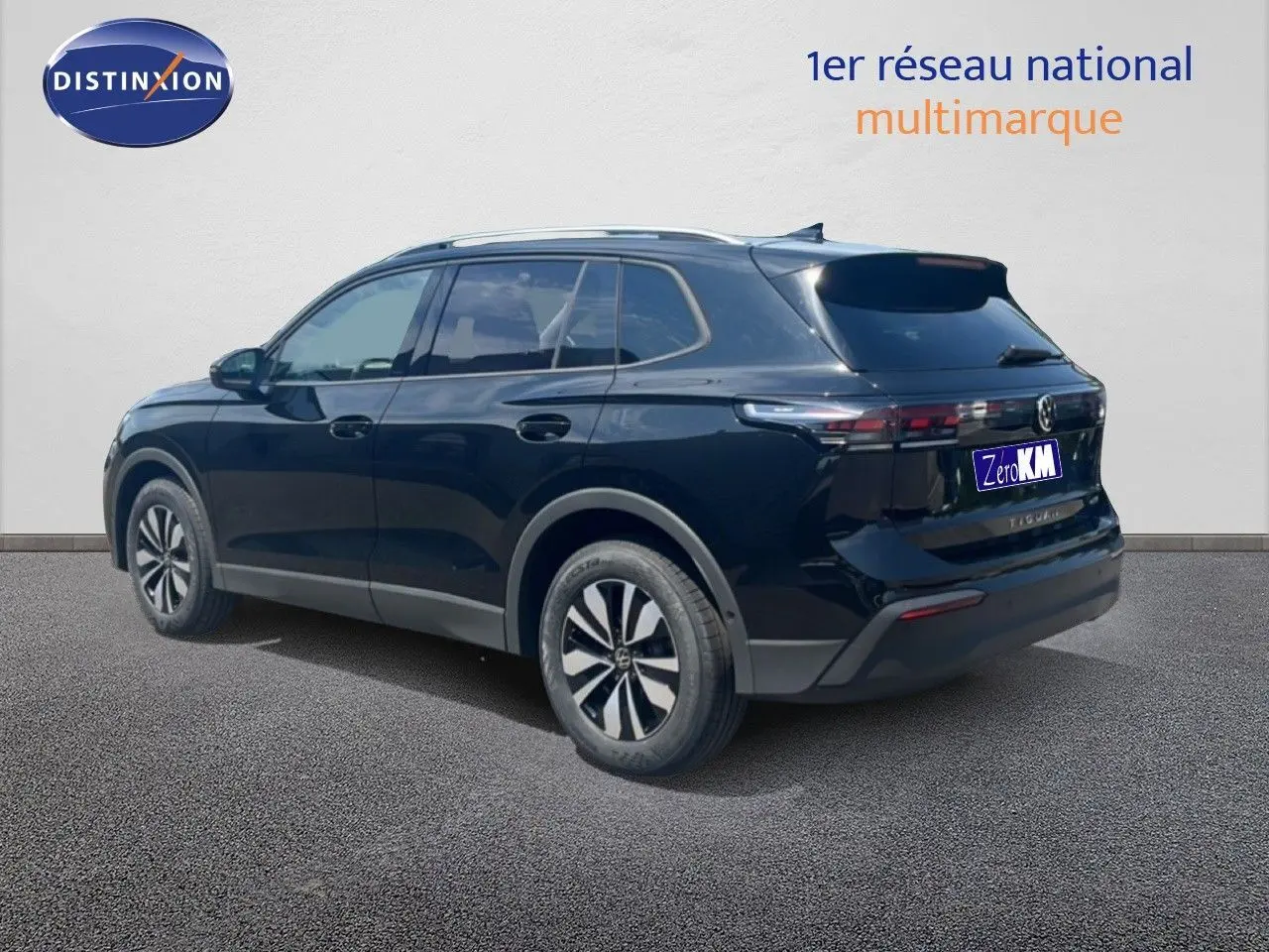 Volkswagen Tiguan noir grenadilla métal vu en 3/4 arrière droit, avec jantes alliage et toit ouvrant.