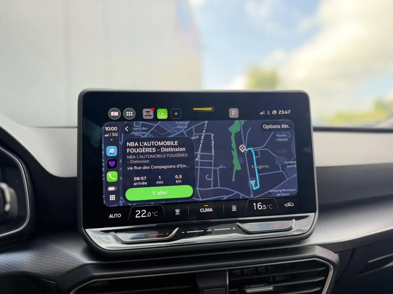 Écran tactile central 10,4'' du SEAT LEON ST 1.5 TSI Style 2025 affichant navigation et climatisation.