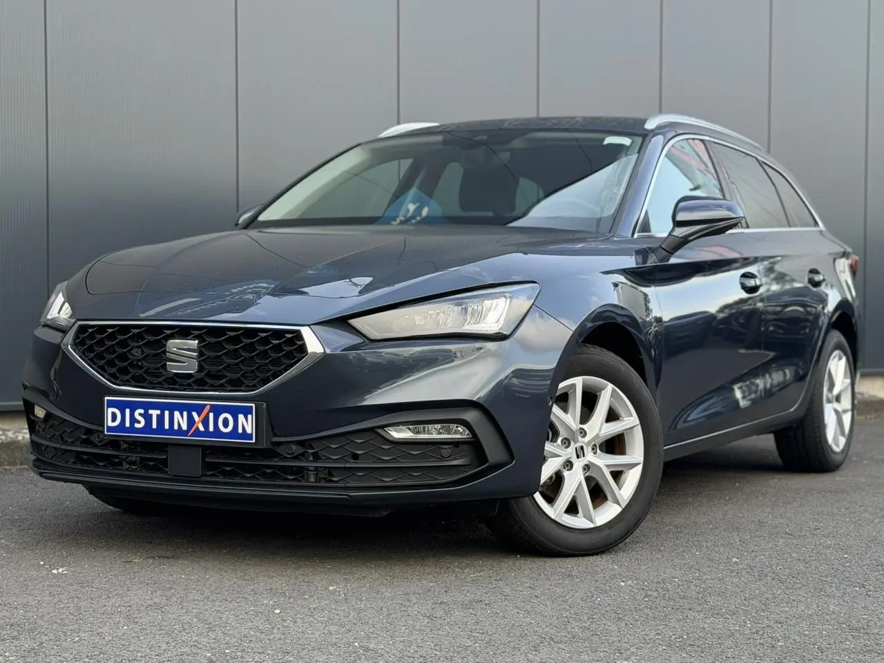 SEAT LEON ST gris magnétique en 3/4 avant droit, avec jantes alliage 16 pouces et vitres surteintées.