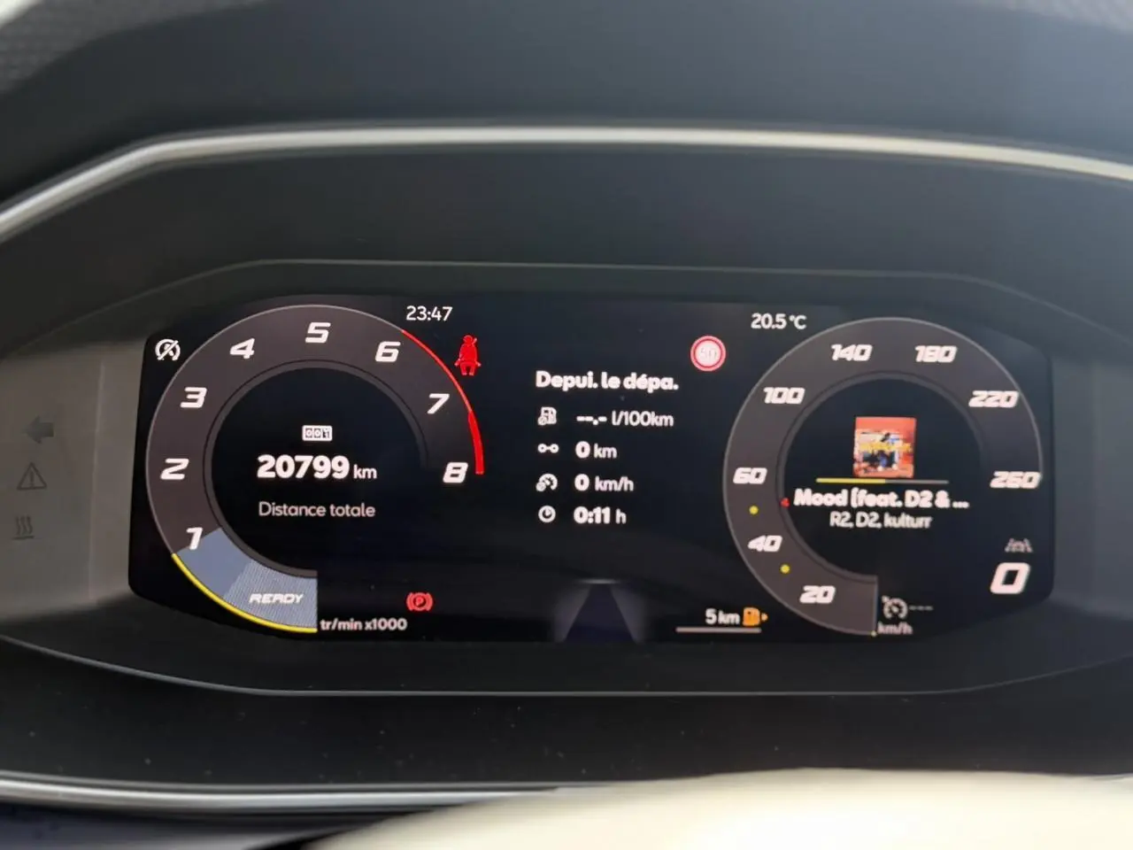 Tableau de bord numérique du SEAT LEON ST 1.5 TSI 2025 affichant 20 799 km et informations de conduite.