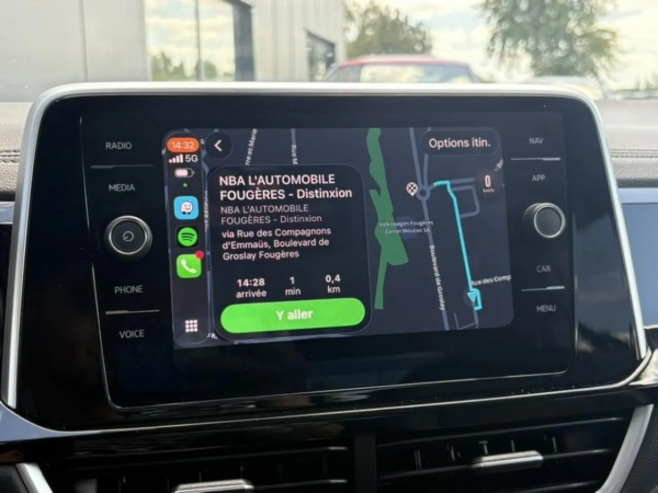Écran tactile central du Volkswagen T-Roc 2025 affichant la navigation Apple Car Play, intérieur noir.