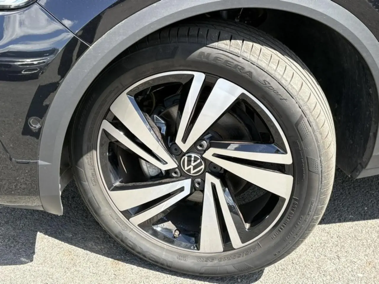 Gros plan sur la jante alliage 18" Nevada noire et argent du Volkswagen T-Roc noir intense côté arrière droit.