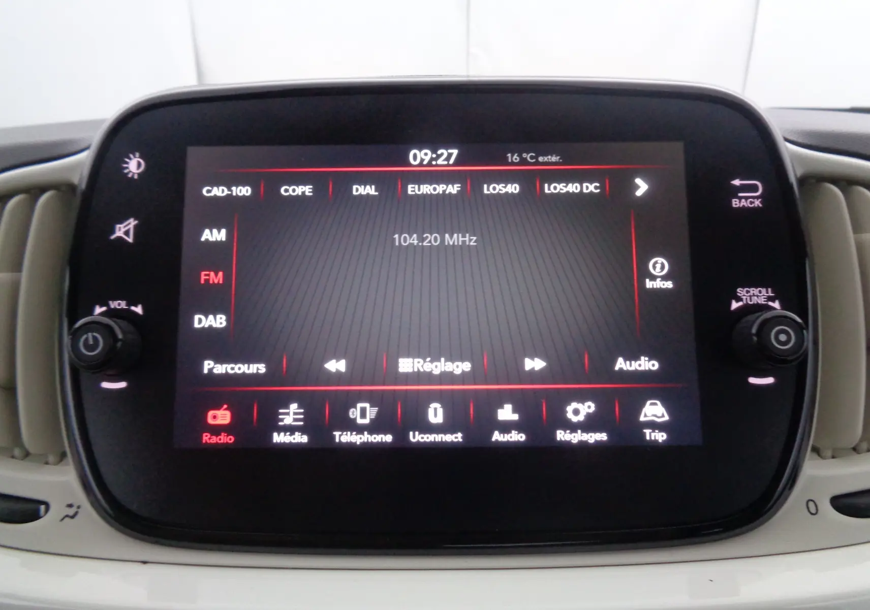 Écran tactile central de la FIAT 500 blanc gelato affichant la radio FM à 104,20 MHz avec commandes tactiles visibles.