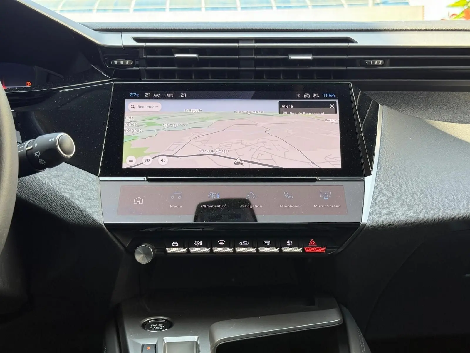 Vue rapprochée du tableau de bord de la Peugeot 308 2024 avec écran tactile affichant la navigation et commandes tactiles.