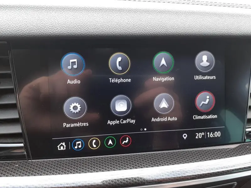 Écran tactile central de l’Opel Insignia Grand Sport 2021 affichant les options audio, navigation et climatisation.