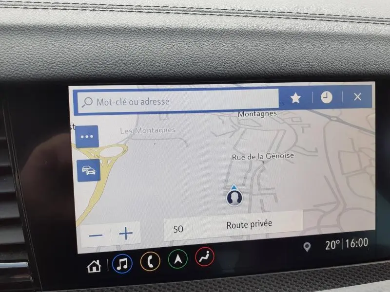Écran tactile GPS affichant une carte routière dans l'habitacle de l'Opel Insignia Grand Sport blanc glacier.