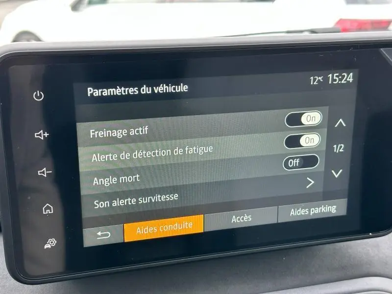 Écran tactile du tableau de bord du Dacia Jogger 2025 affichant les paramètres d’aides à la conduite.