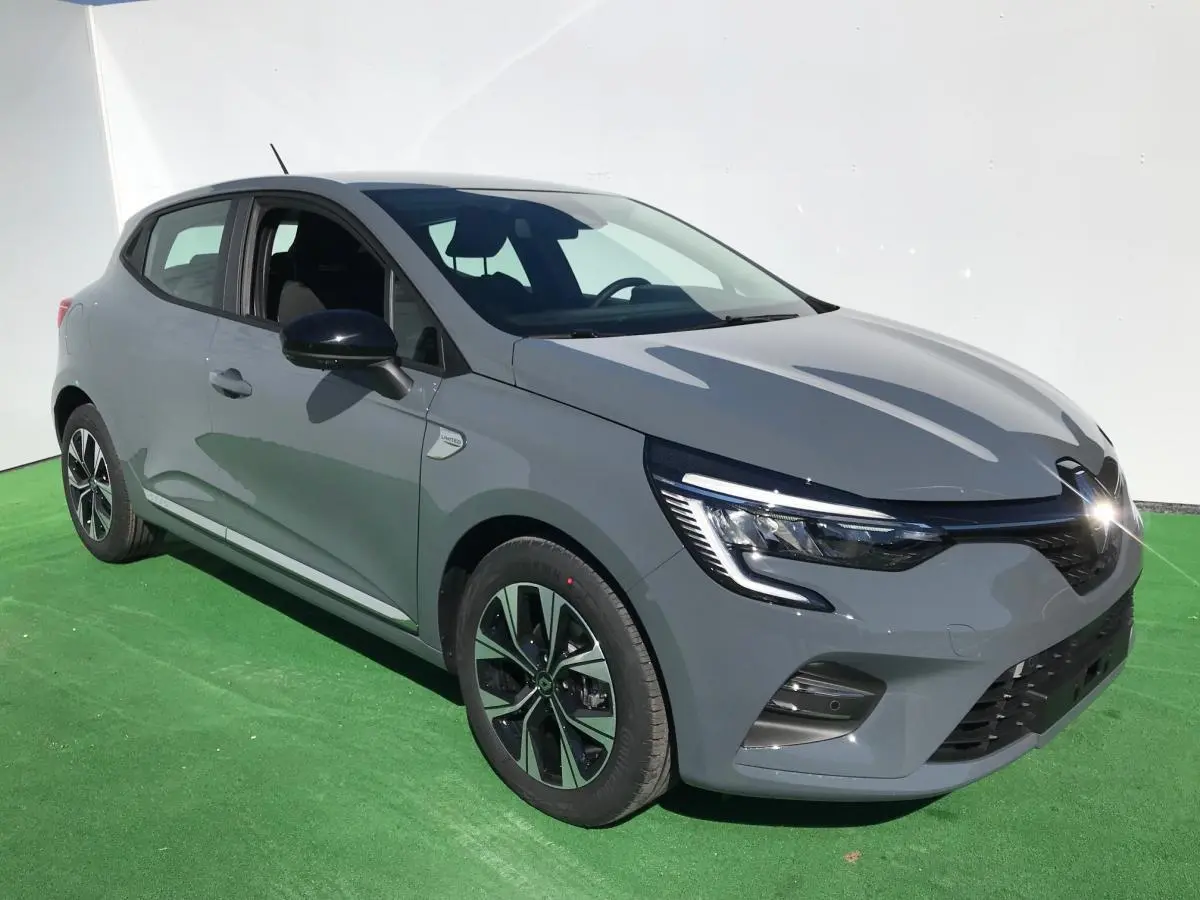 Renault Clio gris Urban vue 3/4 avant droit avec phares LED et jantes alliage 16 pouces Limited.