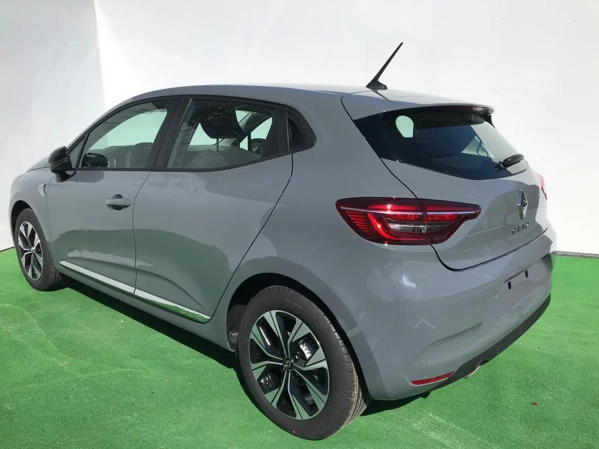 Renault Clio gris Urban vue 3/4 arrière droit, jantes alliage 16 pouces et feux arrière LED distinctifs.