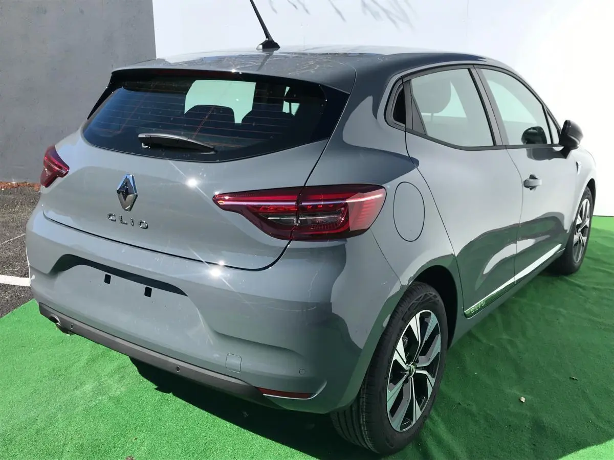 Renault Clio Gris Urban vue 3/4 arrière droit, jantes alliage 16 pouces et feux arrière LED signature « C »