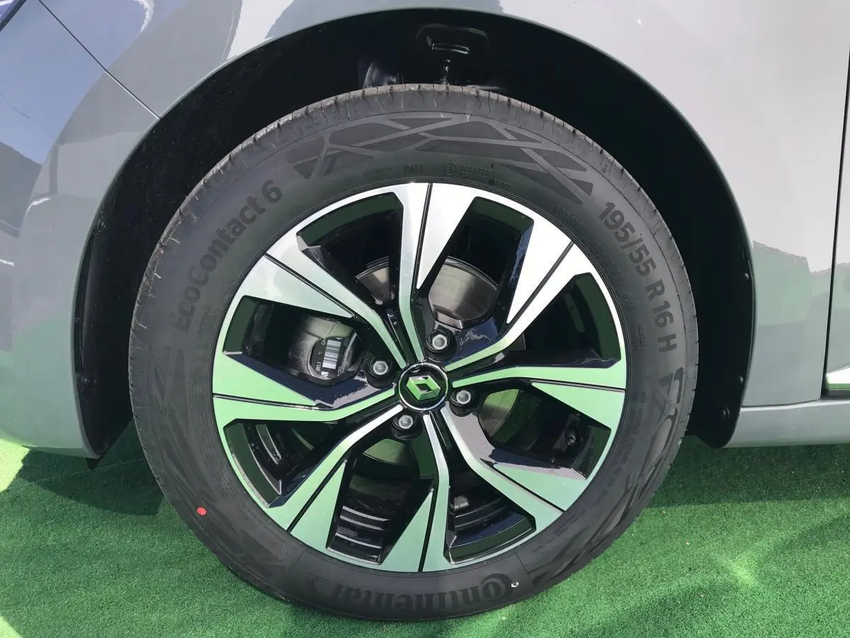 Gros plan sur la jante alliage 16 pouces bicolore de la Renault Clio Gris Urban, côté gauche arrière.