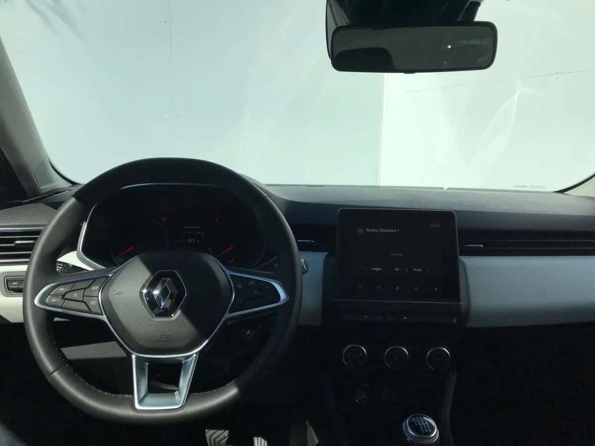 Intérieur de Renault Clio 2021, vue frontale du volant multifonctions TEP et écran tactile Easy Link 7 pouces.