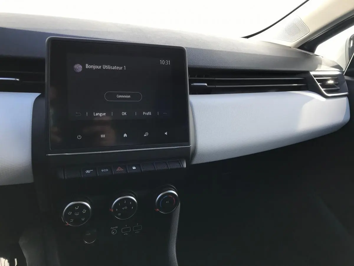 Tableau de bord intérieur de Renault Clio 2021 avec écran tactile Easy Link et finition bicolore noir et blanc.