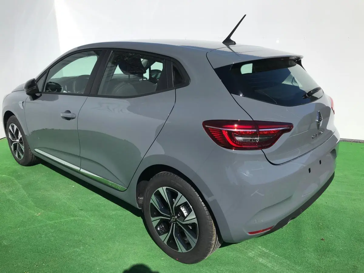 Renault Clio 2021 gris Urban vue 3/4 arrière droit, avec jantes alliage 16 pouces et feux LED signature en C.