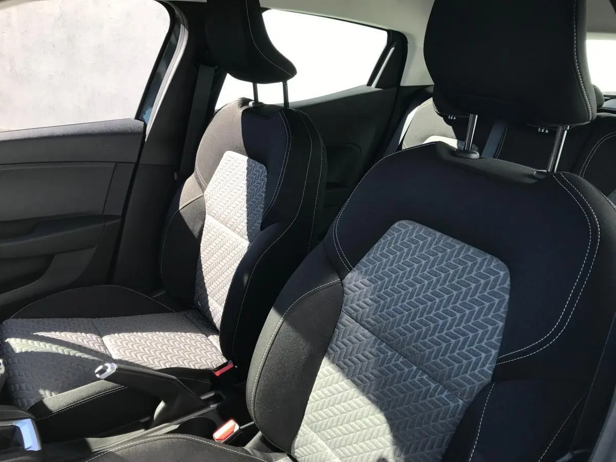 Gros plan sur les sièges avant en tissu noir et gris avec motifs, intérieur de la Renault Clio Gris Urban 2021.