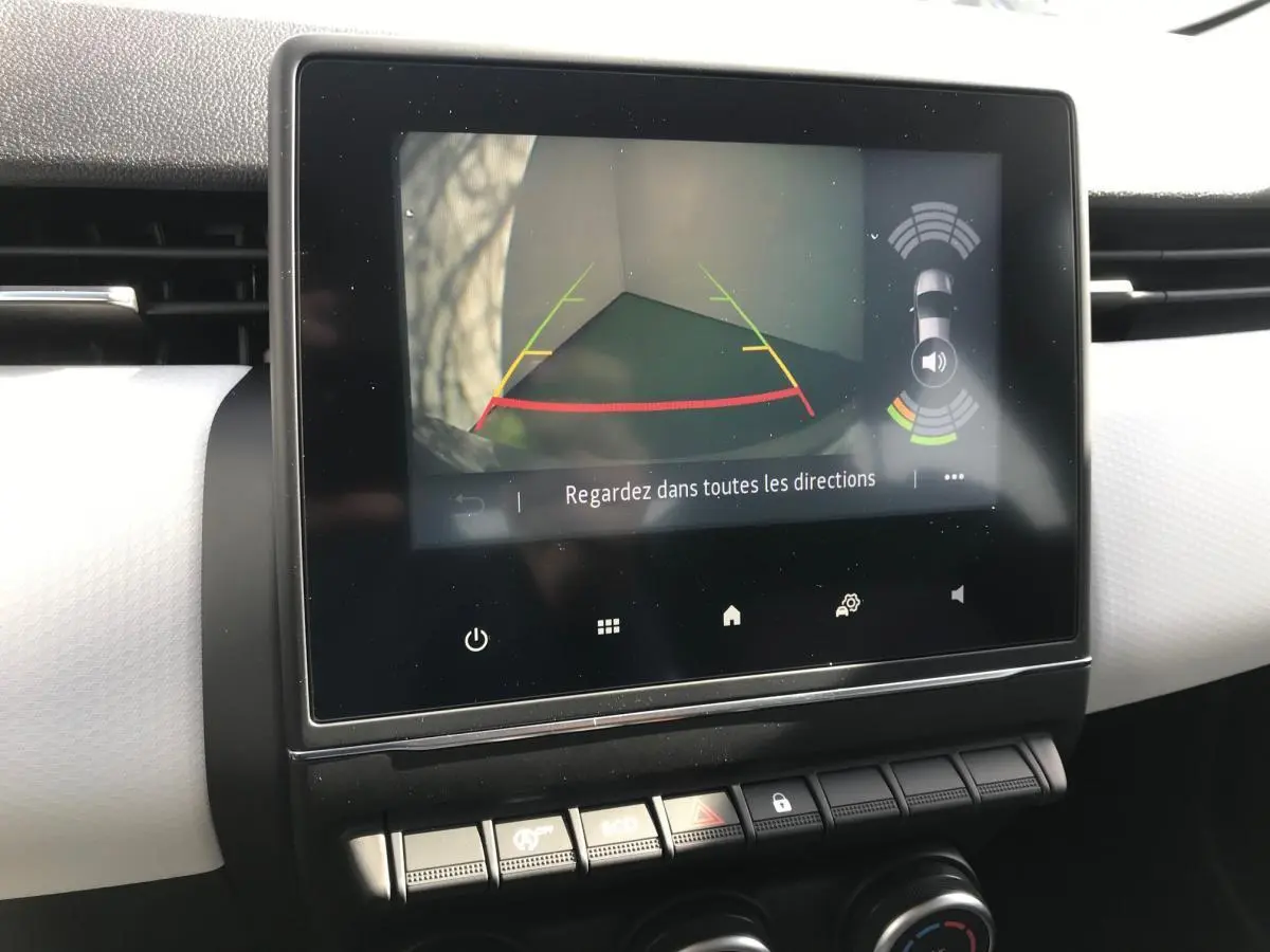 Écran tactile central de la Renault Clio Gris Urban 2021 montrant la caméra de recul avec guidage et alertes.