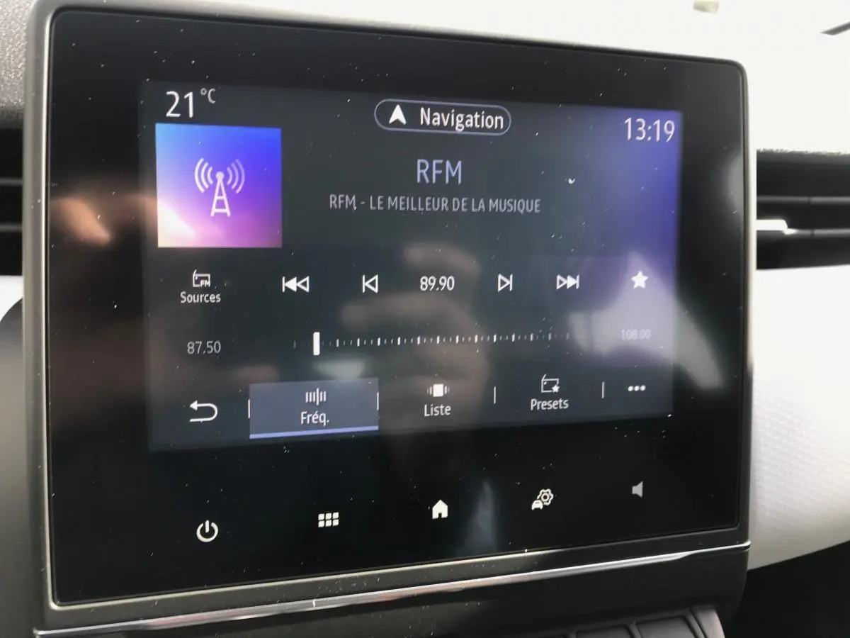 Écran tactile du système de navigation Easy Link affichant la radio numérique dans l'habitacle d'une Renault Clio Gris Urban 2021
