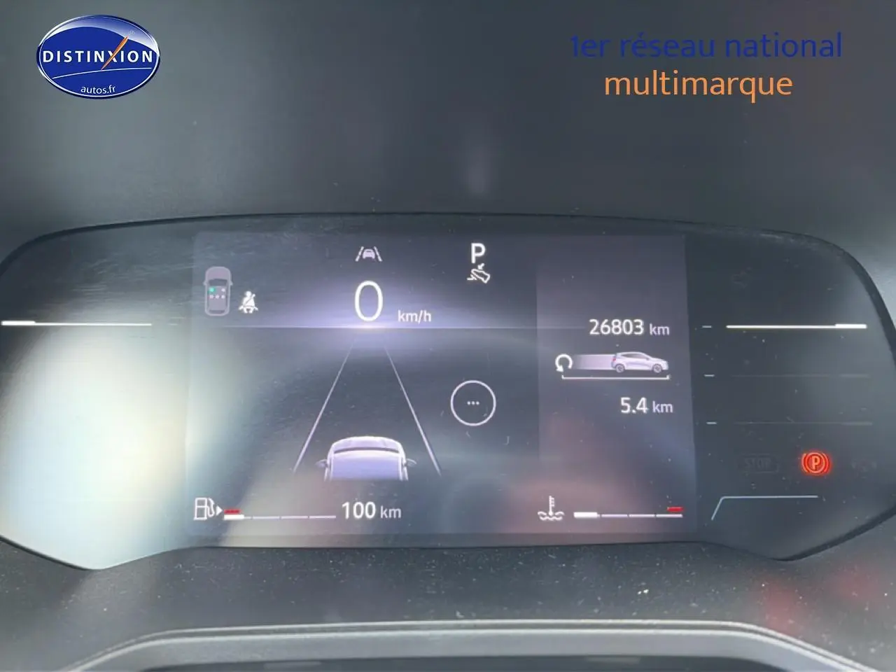 Tableau de bord numérique de Renault Clio V gris métal, affichage vitesse et informations de conduite.