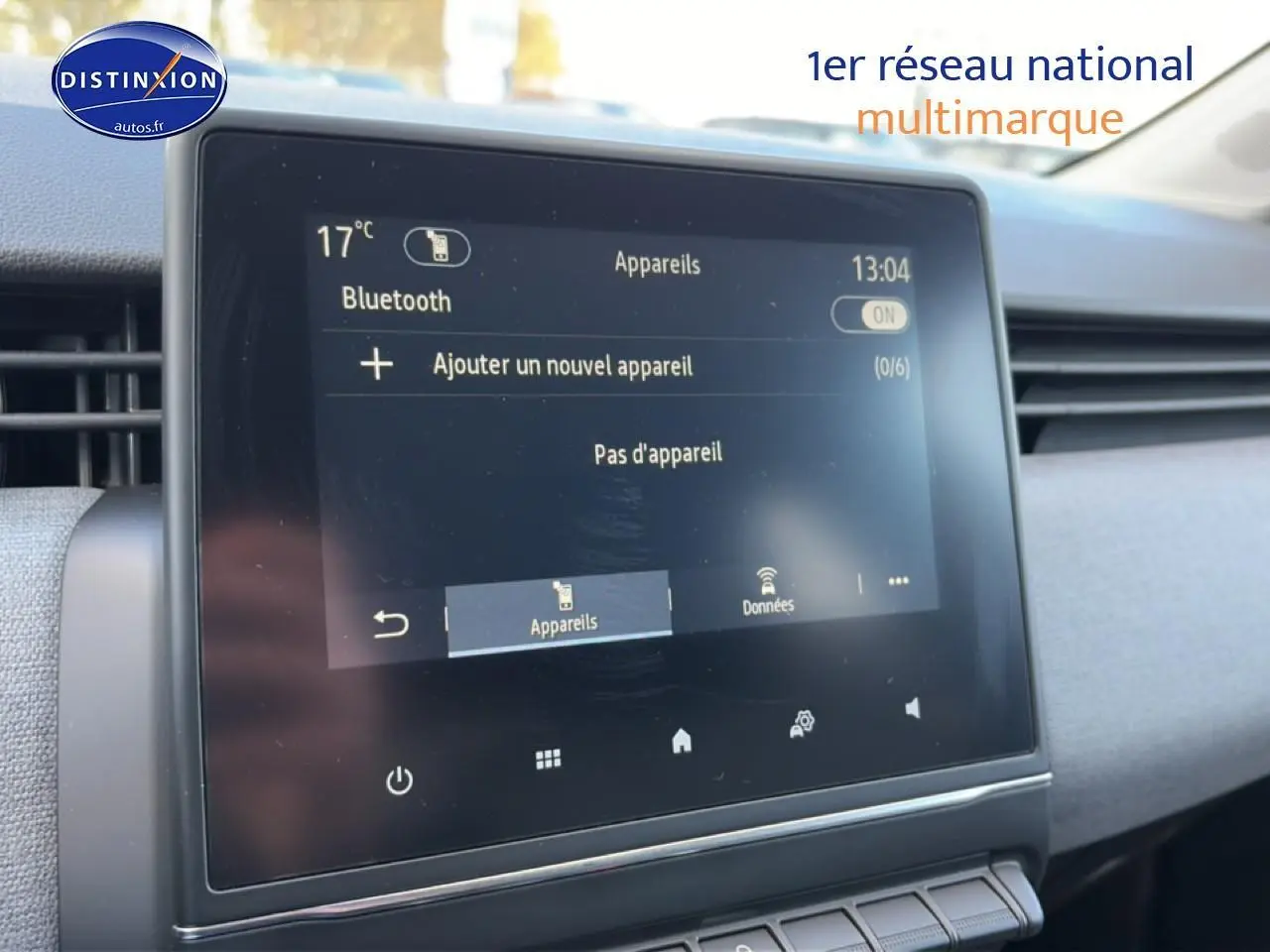 Écran tactile central de la Renault Clio V gris métal, vue intérieure du tableau de bord côté passager.