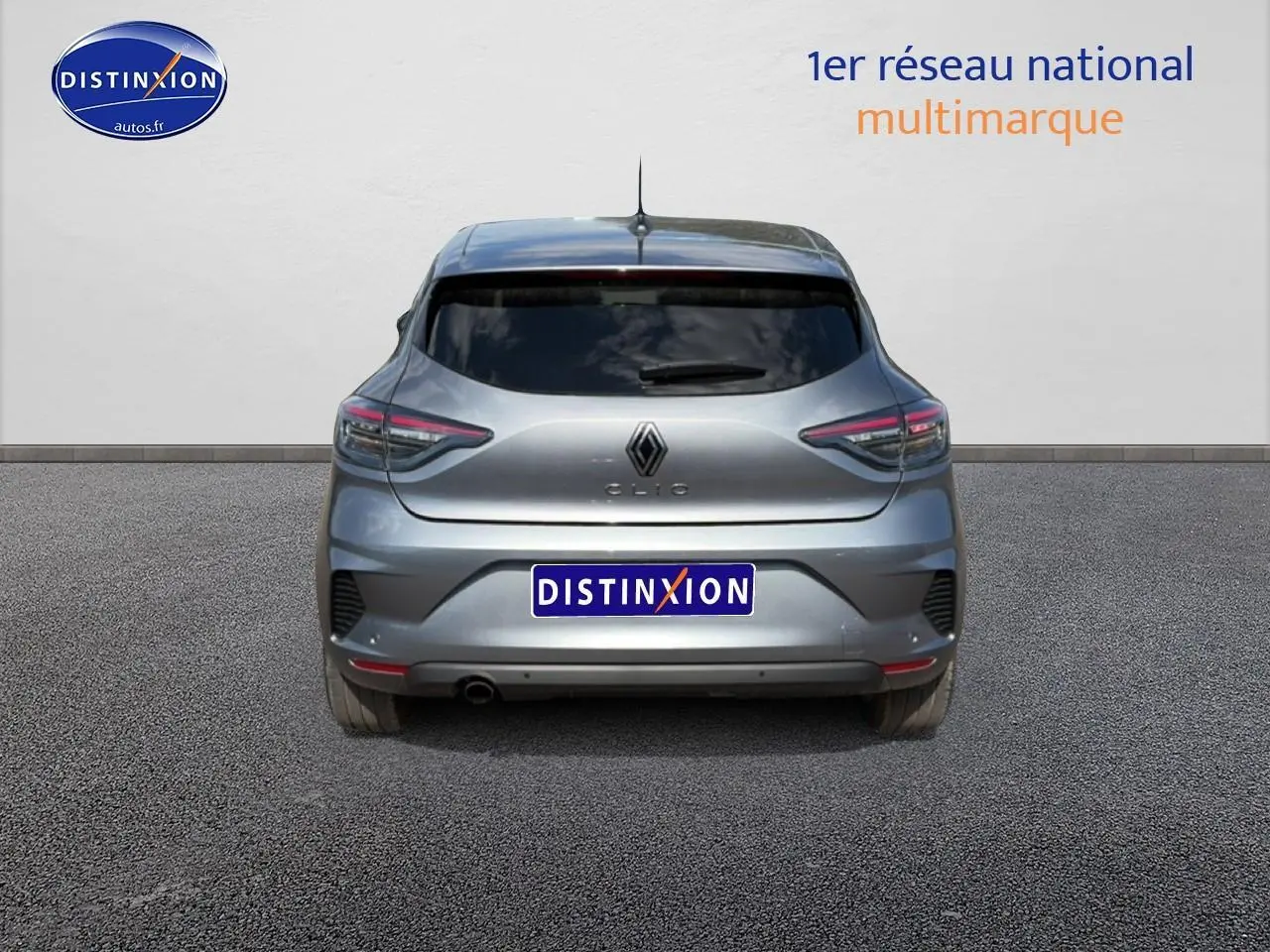 Vue arrière d'une Renault Clio V gris métal 2025 avec feux arrière LED et becquet intégré.