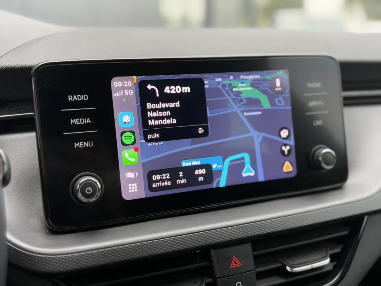 Écran tactile central du Skoda Scala Ambition 2024 affichant la navigation et les applications connectées.