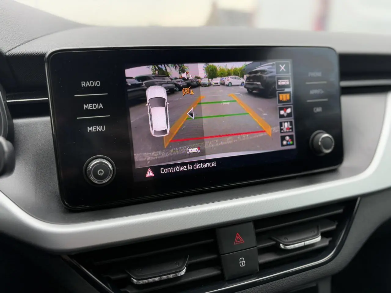 Écran tactile central de la Skoda Scala TSI 110 Ambition montrant la caméra de recul avec guidage dynamique.
