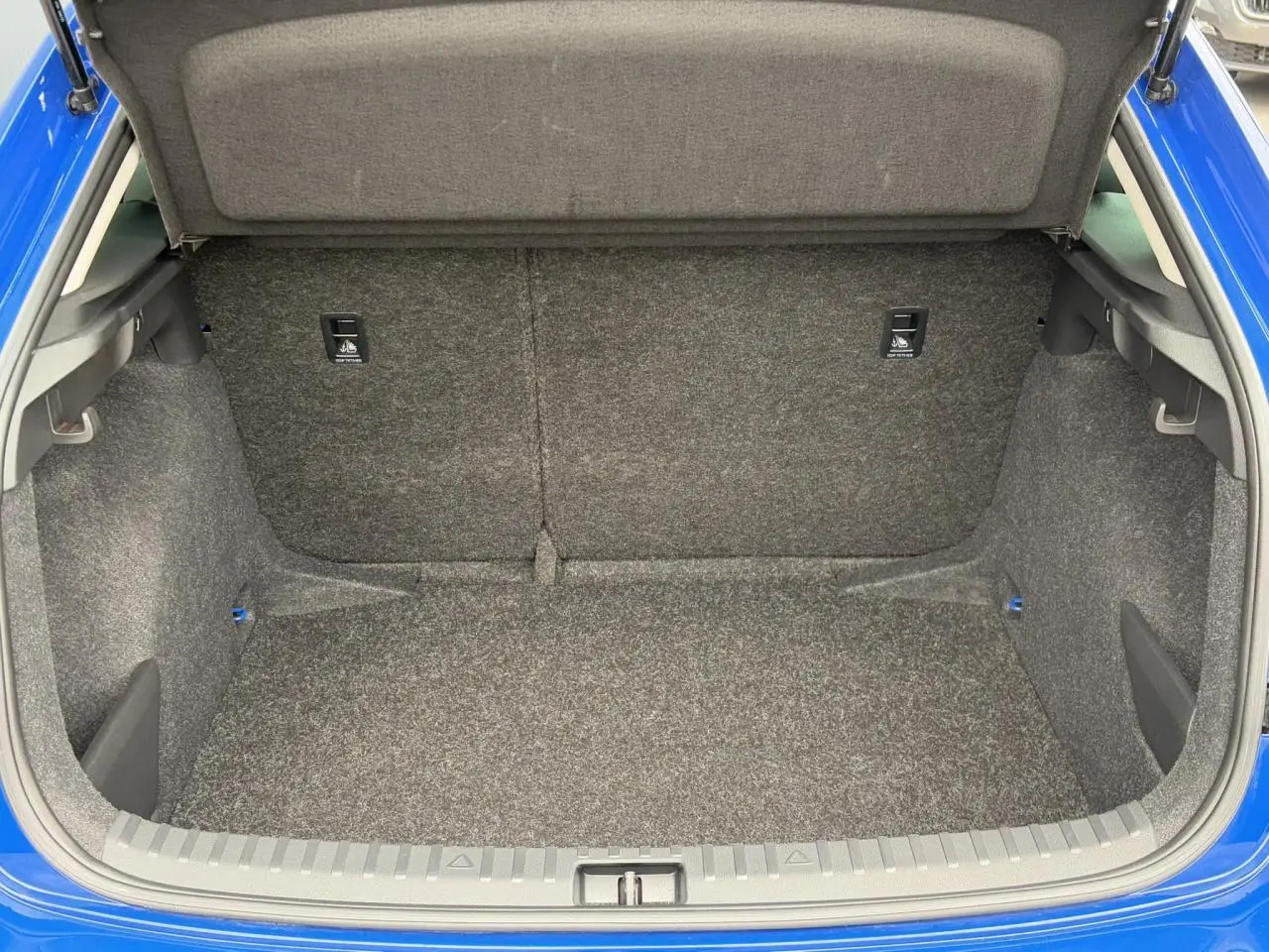 Coffre ouvert vu de l'arrière d'une Skoda Scala TSI 110 DSG Ambition bleu Energy, intérieur gris textile.