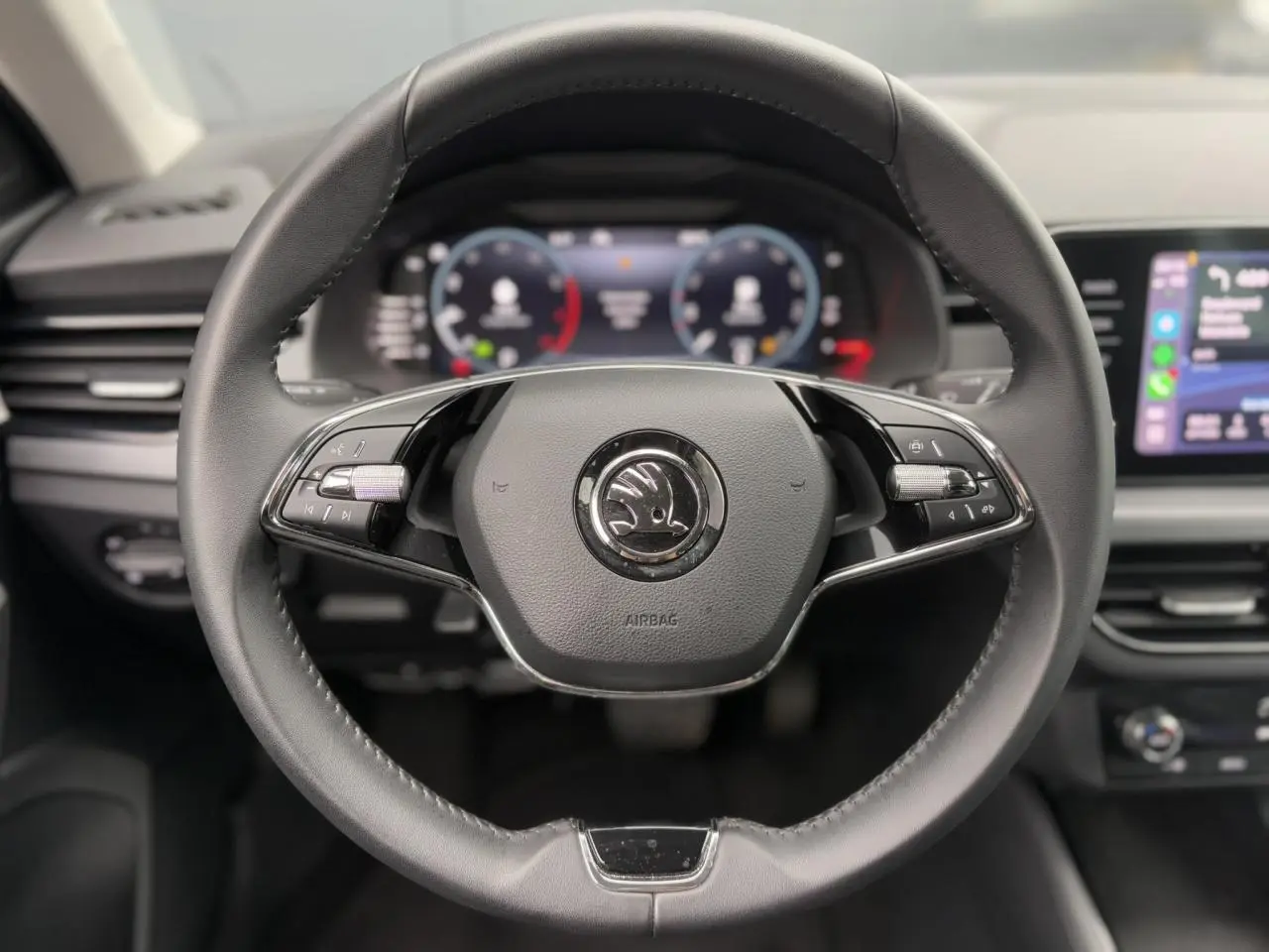 Volant cuir noir multifonctions de la Skoda Scala 2024 avec tableau de bord digital et écran tactile Apple Car Play.