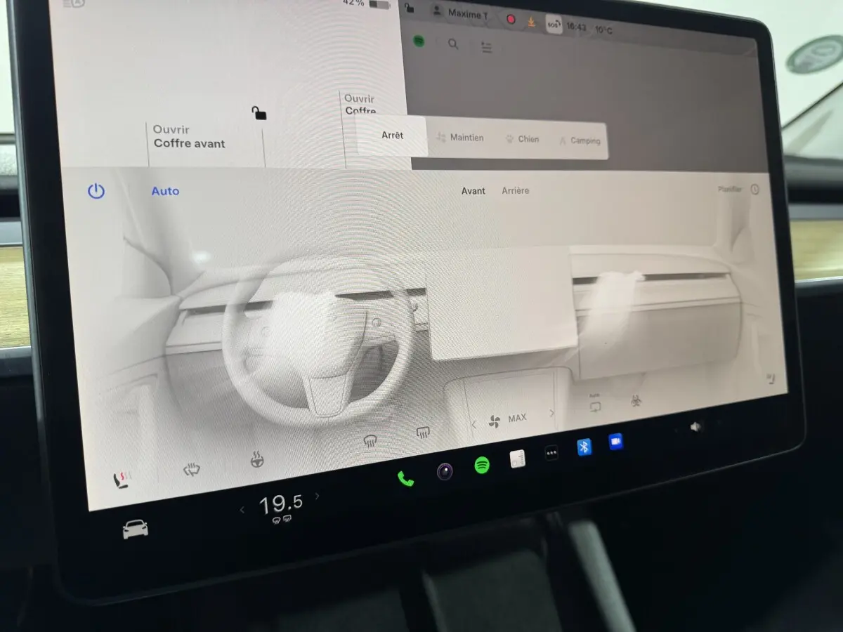 Écran tactile central de 15 pouces affichant le tableau de bord numérique du Tesla Model Y blanc, version 2022.