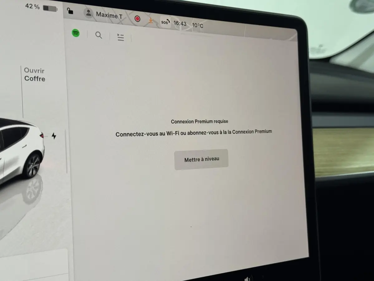 Écran tactile central affichant une invitation à la mise à niveau, intérieur d'une Tesla Model Y blanc 2022.