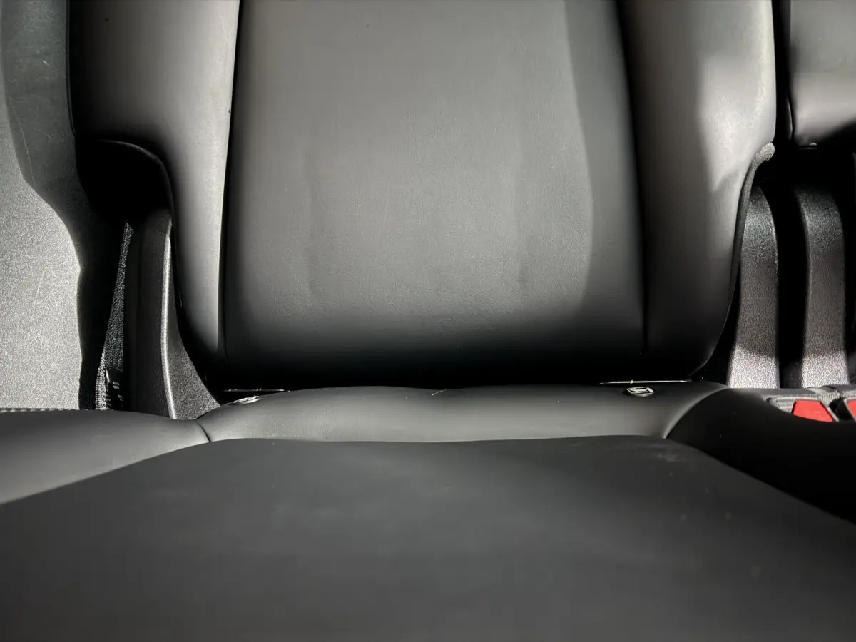 Gros plan sur la banquette arrière en cuir noir du Tesla Model Y Grand Autonomie 2022.
