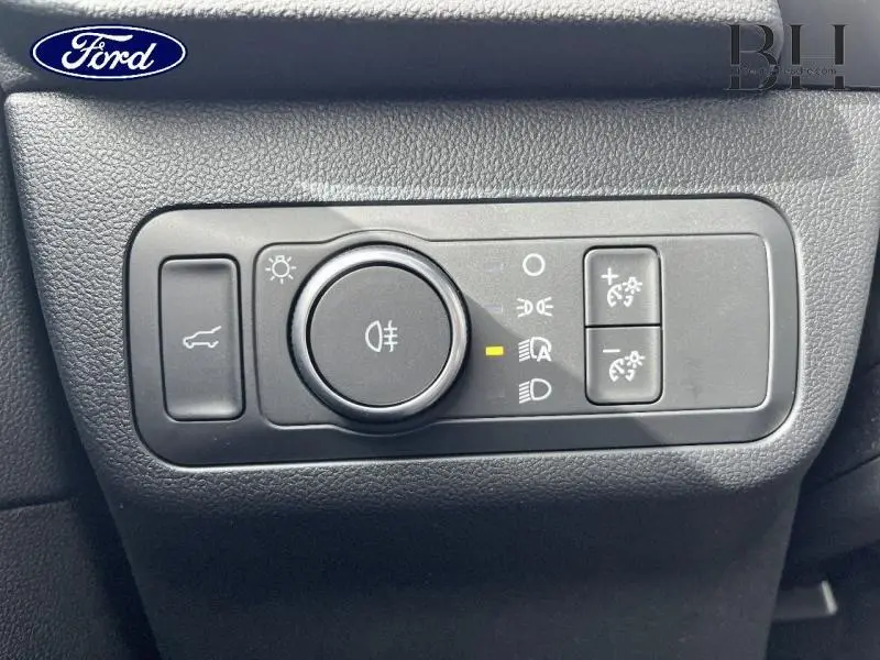 Gros plan sur les commandes d’éclairage noires du tableau de bord du Ford Kuga gris Solar Métallisé.