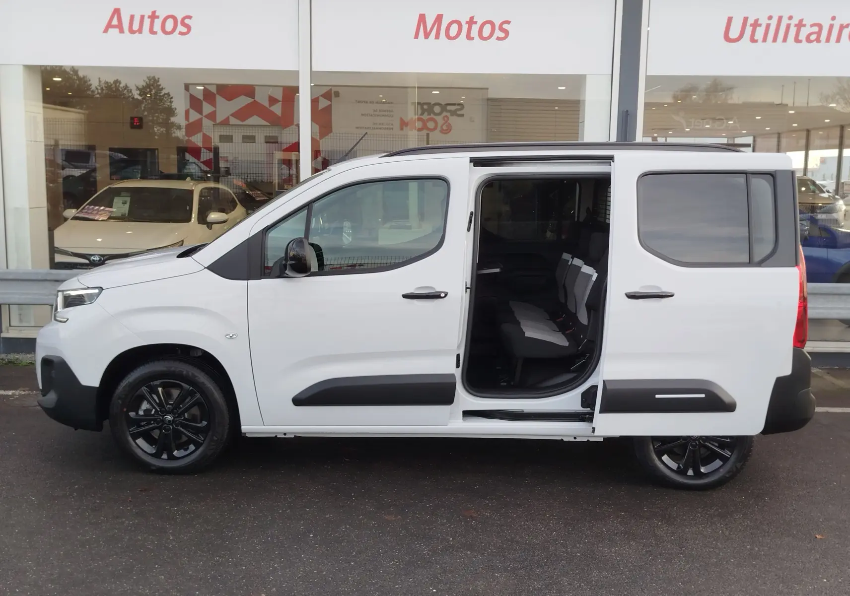 Vue latérale droite d'un Citroën Berlingo Kaolin White 2025 avec porte coulissante ouverte et sièges visibles.