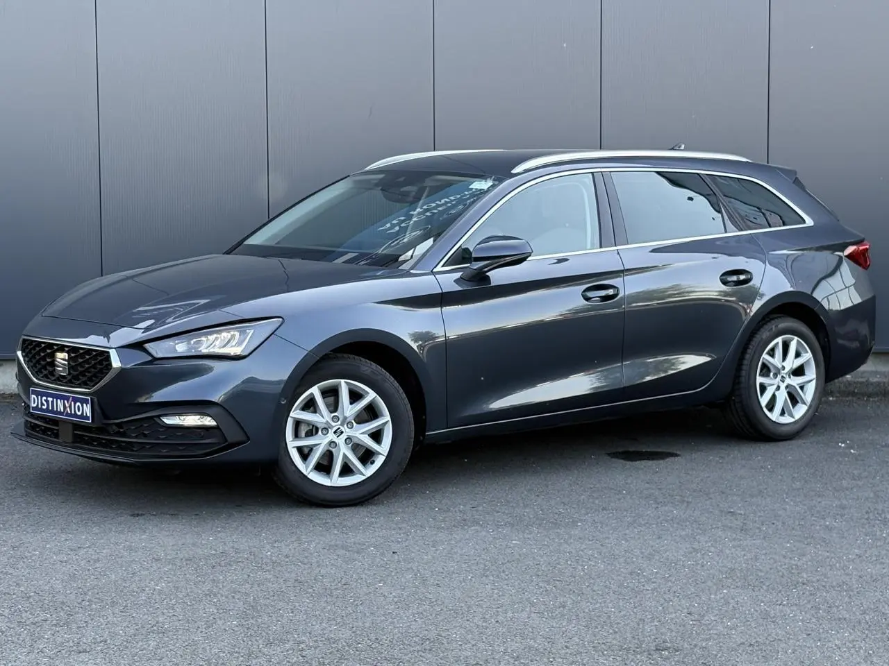 SEAT Leon ST gris magnétique vue de profil côté gauche, jantes alliage 16 pouces et vitres arrière surteintées.