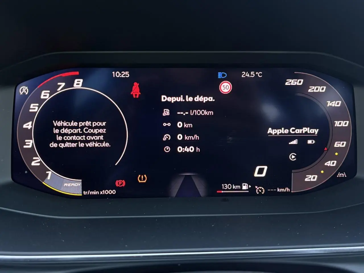 Tableau de bord numérique de SEAT LEON ST 1.5 TSI 2025 affichant compte-tours, vitesse, et Apple CarPlay.