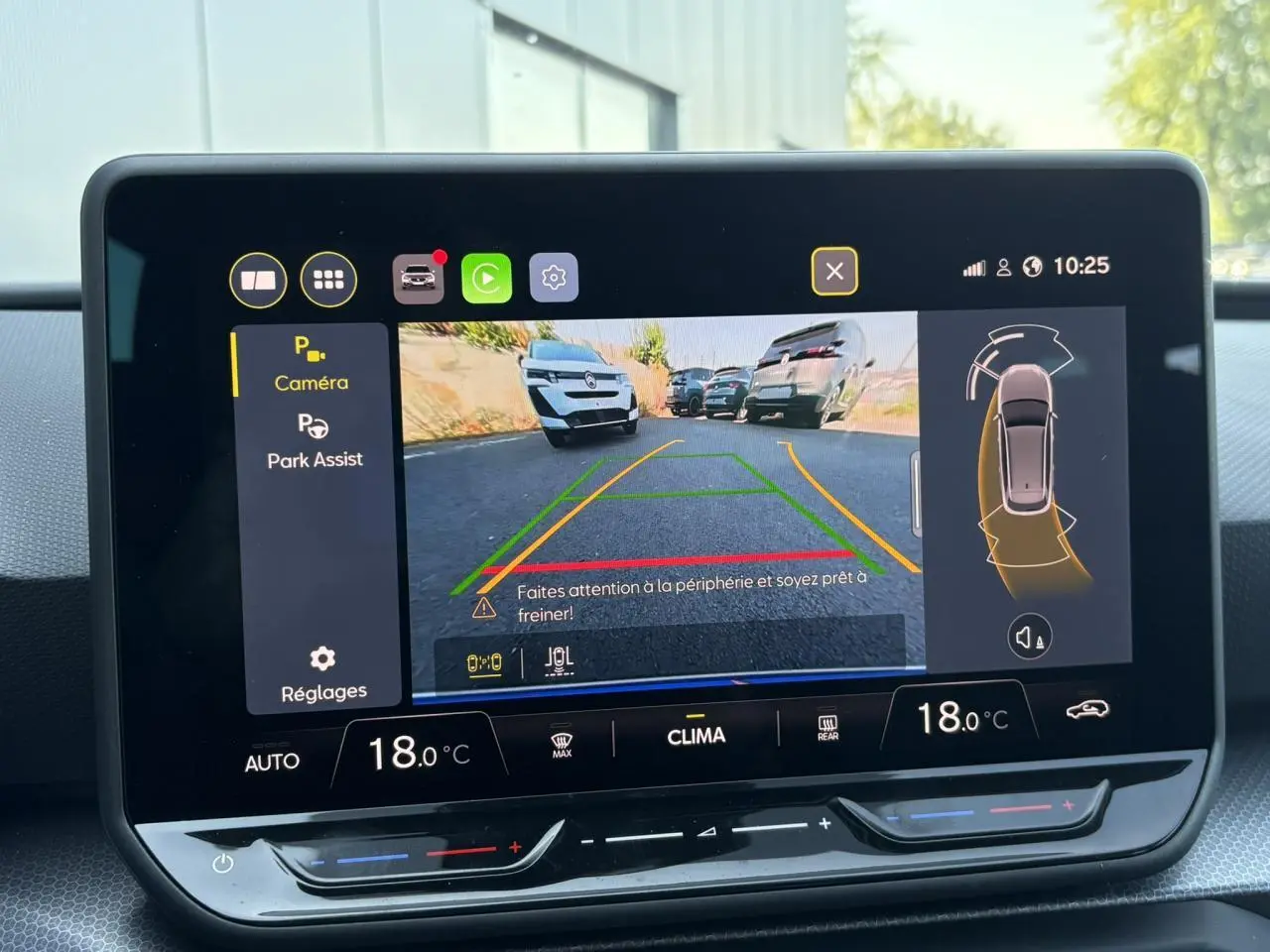 Écran tactile central affichant la caméra de recul du SEAT Leon ST gris magnétique en vue arrière avec aides au stationnement.