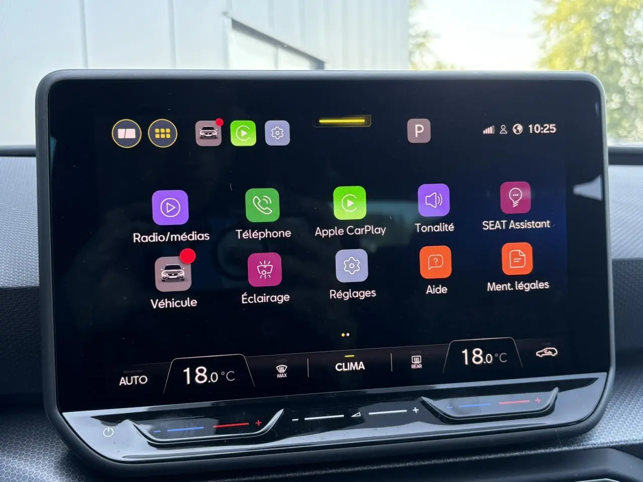 Écran tactile central 10,4'' du SEAT LEON ST 2025 affichant les applications de connectivité et climatisation.