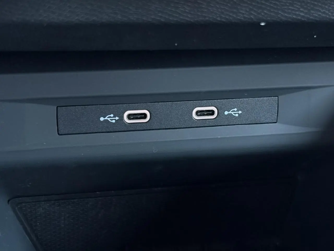 Gros plan sur les deux ports USB-C intégrés dans la console centrale du SEAT Leon ST 2025.